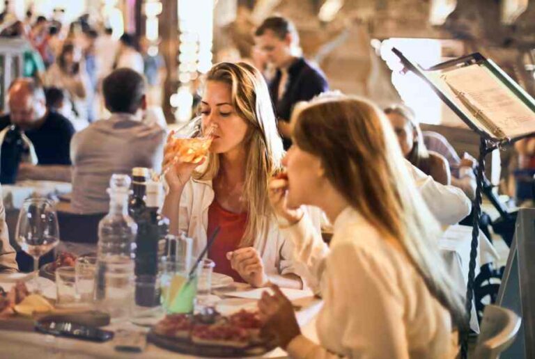 Découverte du café-restaurant 'Chez ta Mère' à Nantes