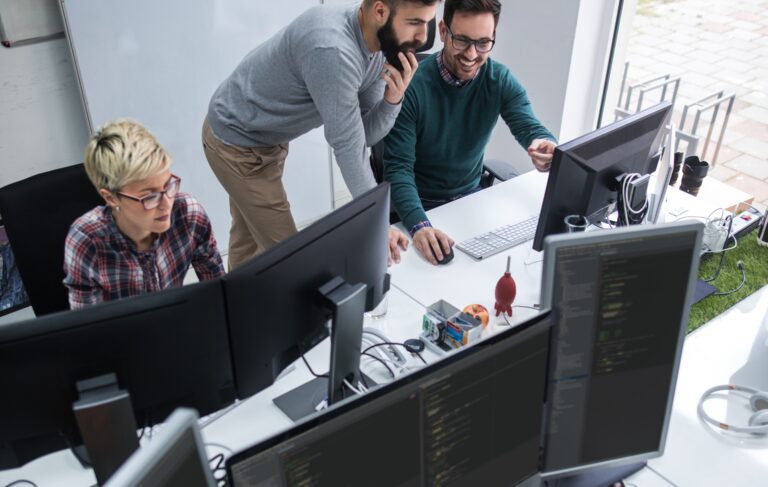 Équipe travaillant sur un projet de développement web dans un bureau