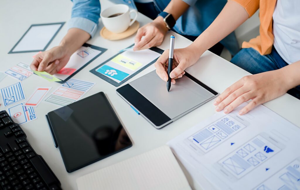 Équipe travaillant sur un projet de développement web dans un bureau