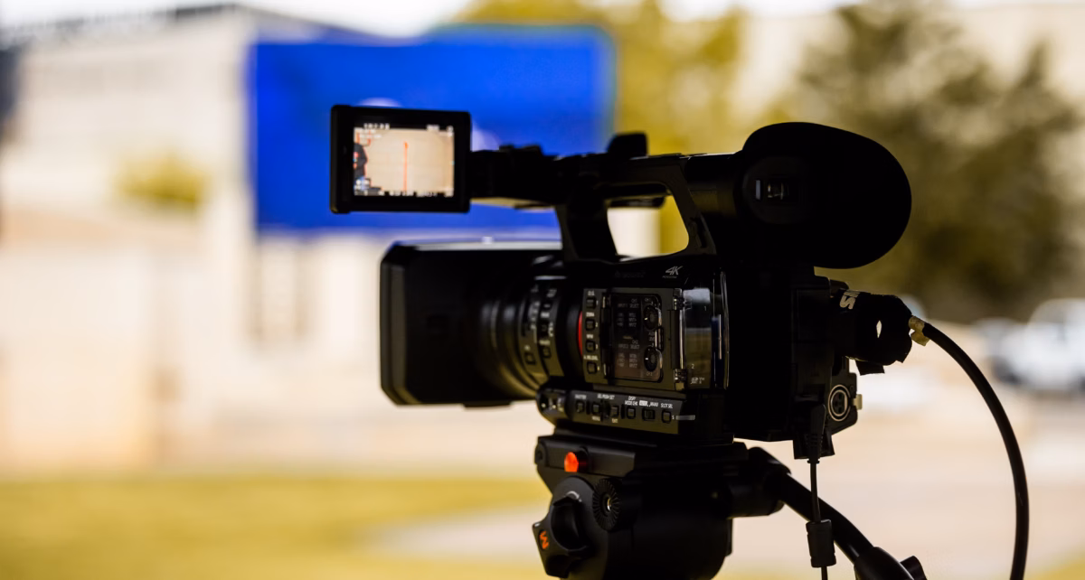 Caméra vidéo professionnelle installée en extérieur